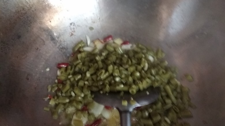 辣子鸡,再倒酸豆角炒几下