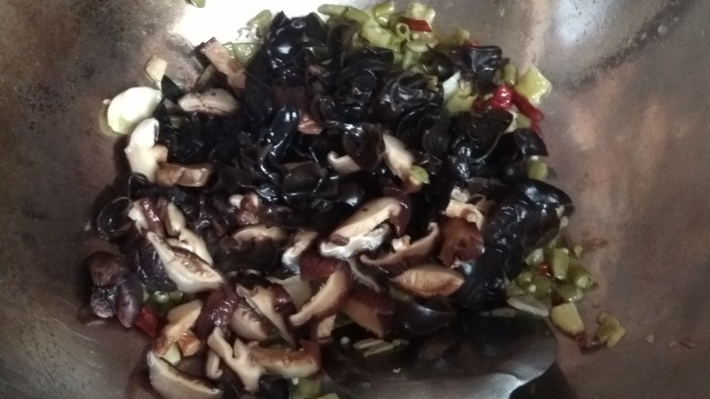 辣子鸡,再倒木耳，香茹炒几下，放一点盐