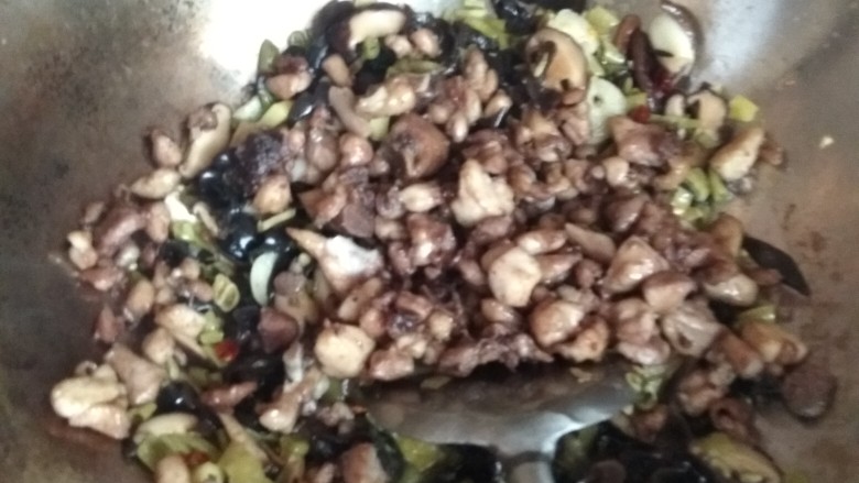 辣子鸡,把鸡内倒入里面爆炒几下