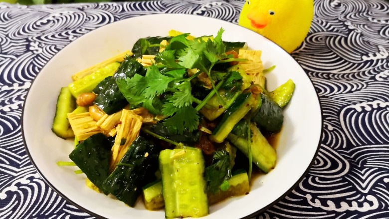 凉拌腐竹黄瓜,对了,还有香菜忘记拍照了。放入香菜哦。味道清新。