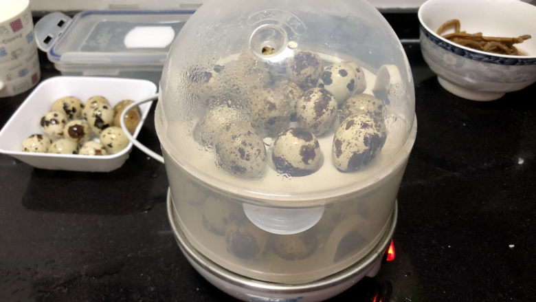 红烧鹌鹑蛋➕把酒送春春不语,用奶锅或者蒸蛋器,把鹌鹑蛋煮熟