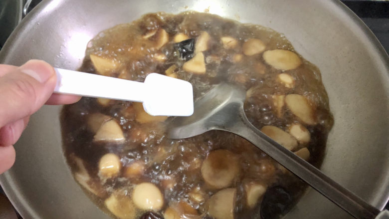 红烧鹌鹑蛋➕把酒送春春不语,尝下咸淡,根据个人口味补充少许食盐