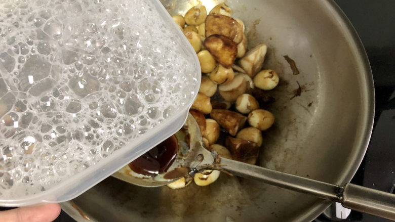 红烧鹌鹑蛋➕把酒送春春不语,加入适量热水,没过食材