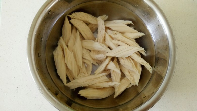 凉拌腐竹黄瓜,焯水后的腐竹过凉开水,沥干水份