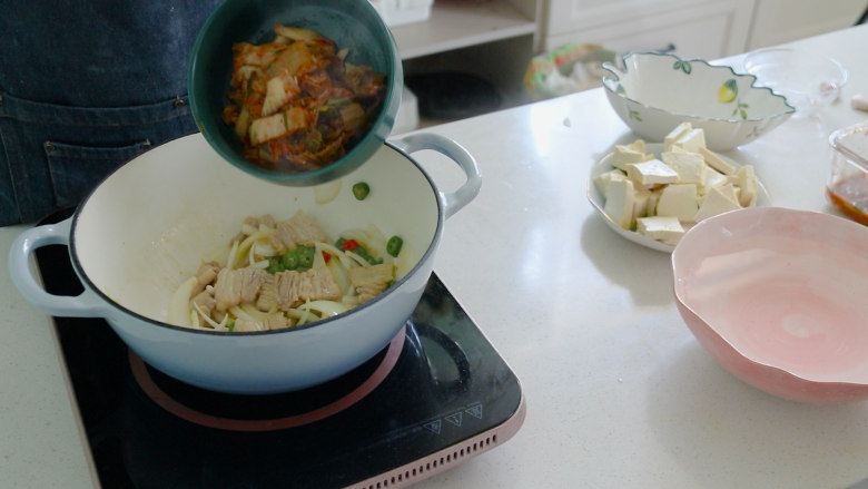 辣白菜豆腐汤,辣白菜翻炒,炒香
