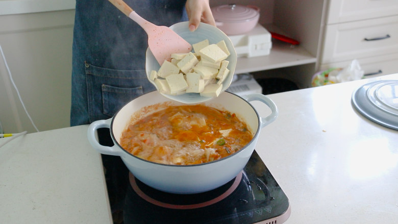 辣白菜豆腐汤,水开后放入豆腐