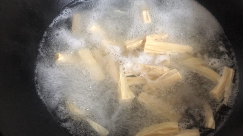 凉拌腐竹黄瓜,锅里水开放入腐竹焯水,可以去掉豆腥味。