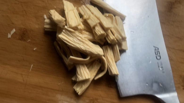 凉拌腐竹黄瓜,该刀切成寸段。