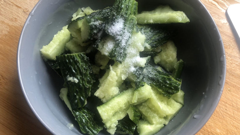 凉拌腐竹黄瓜,装入碗中,加适量盐。