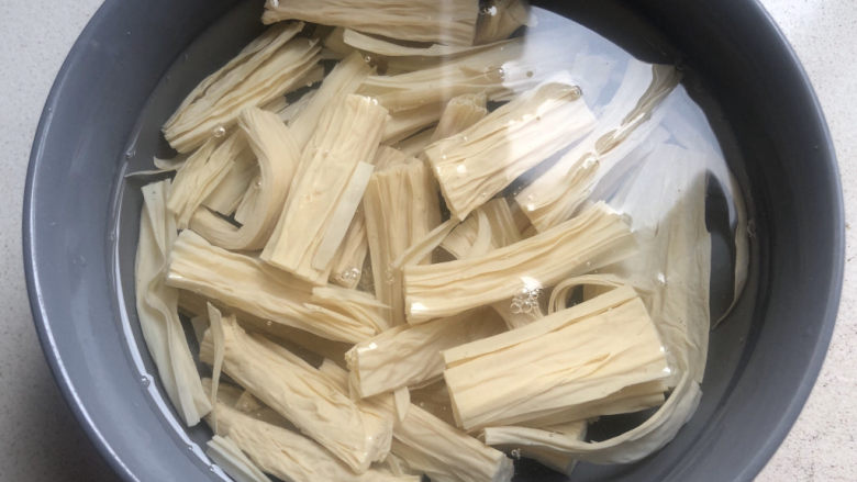 凉拌腐竹黄瓜,捞出放凉水里冷却。