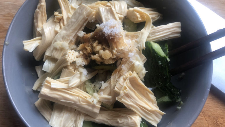 凉拌腐竹黄瓜,腐竹控干水分和黄瓜放一起,加入调味品。