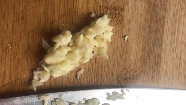 凉拌腐竹黄瓜,切点蒜蓉备用。
