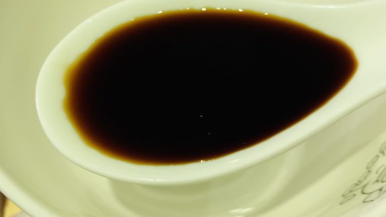 铁板日本豆腐,拿一个碗调料汁,加1勺<a style='color:red;display:inline-block;' href='/shicai/ 692'>酱油</a>;