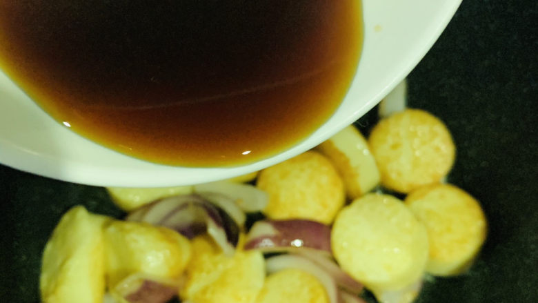 铁板日本豆腐,炒香,加入调好的料汁;