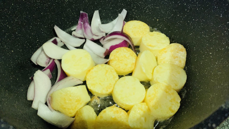 铁板日本豆腐,加入洋葱;