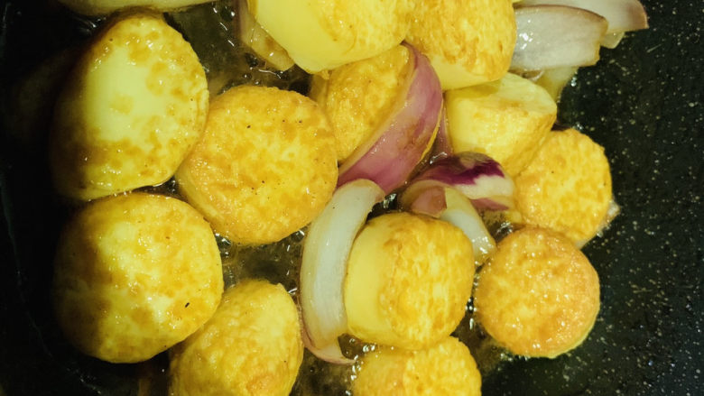 铁板日本豆腐,翻拌均匀,起锅;