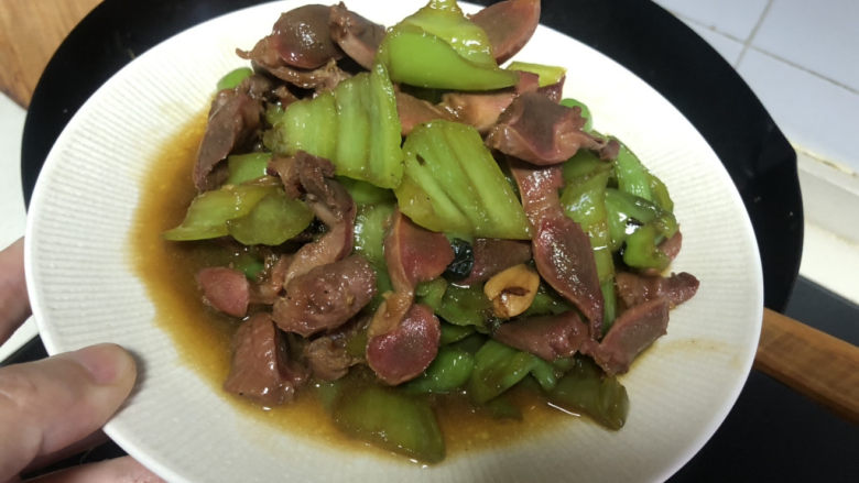 辣炒鸡胗,加入食用盐翻炒入味关火,装盘即可。