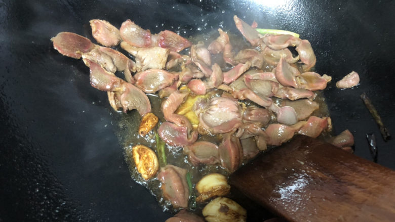 辣炒鸡胗,热过冷油下蒜瓣,葱,姜片,鸡胗一起爆炒,加适量生抽提鲜。