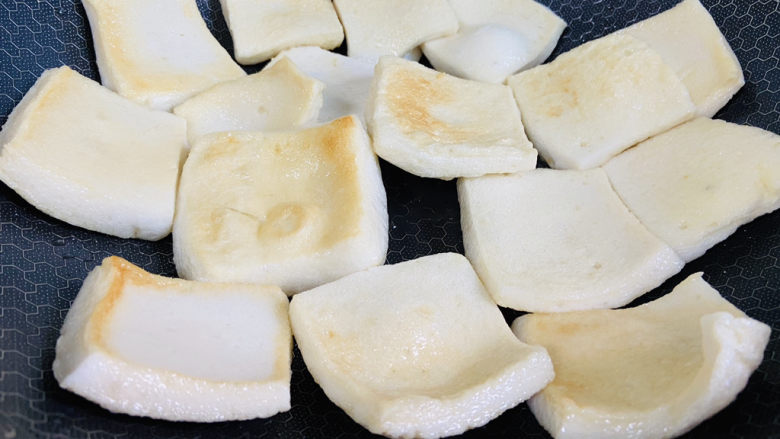 素炒千叶豆腐,煎至两面金黄色