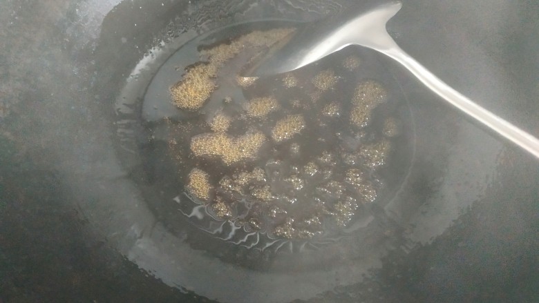 鹌鹑蛋焖土豆,炒糖色,糖起红棕色泡泡