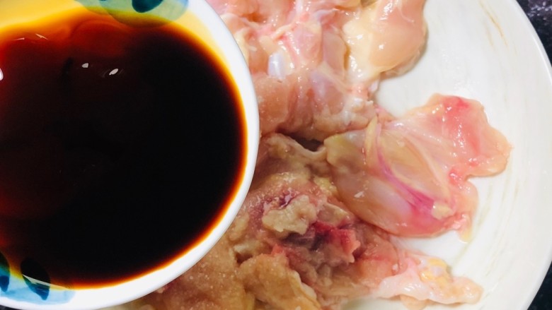 香煎无骨照烧鸡腿,把调味料倒进弄好的鸡腿里,然后腌上一会儿。