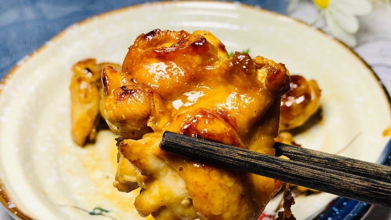 香煎无骨照烧鸡腿,煎至鸡肉熟了,两面金黄,就可以上锅出碟了。