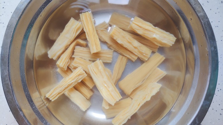 青椒炒腐竹,<a style='color:red;display:inline-block;' href='/shicai/ 468'>腐竹</a>用剪刀剪断,用温开水浸泡至少两小时以上