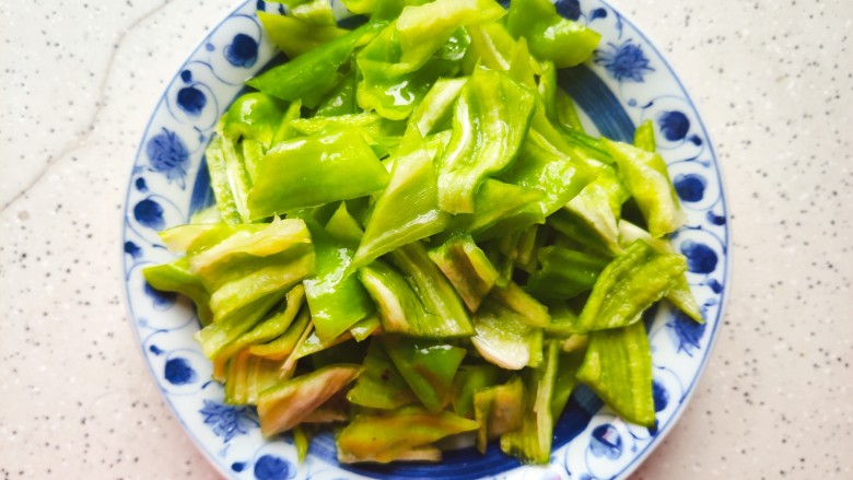 青椒炒腐竹,<a style='color:red;display:inline-block;' href='/shicai/ 61'>青椒</a>去蒂去籽,洗净之后改刀切成小块
