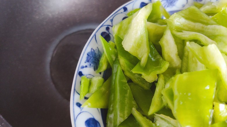 青椒炒腐竹,待锅内油热,下青椒
