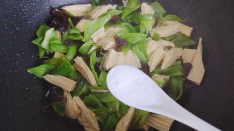 青椒炒腐竹,待锅内汤汁差不多收紧,加一小勺细盐