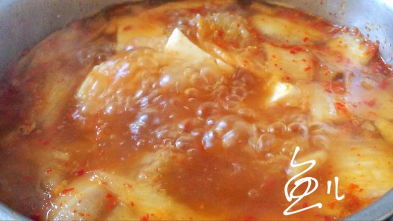 辣白菜豆腐汤,大火煮沸,中火煮20分钟