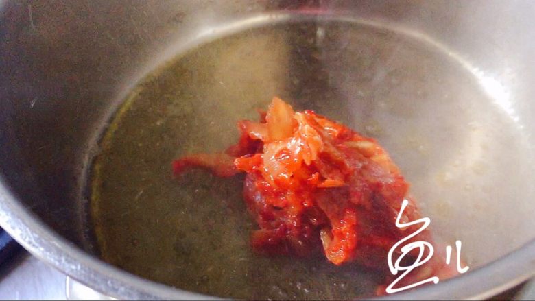辣白菜豆腐汤,锅中放油烧热,放入<a style='color:red;display:inline-block;' href='/shicai/ 2863'>辣白菜</a>翻炒片刻