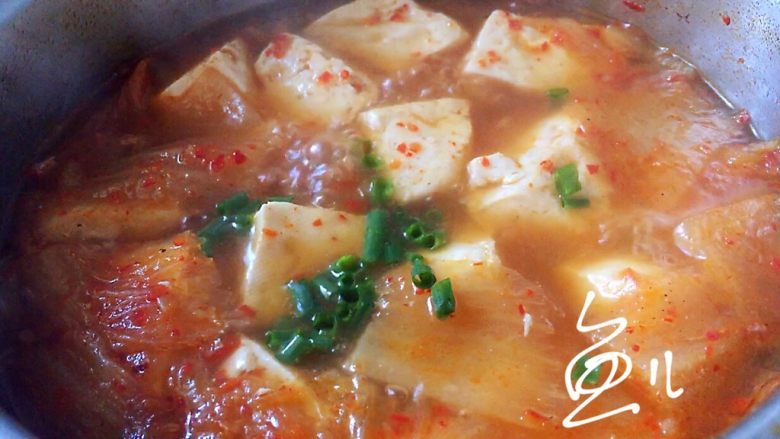 辣白菜豆腐汤,熄火,放入葱末