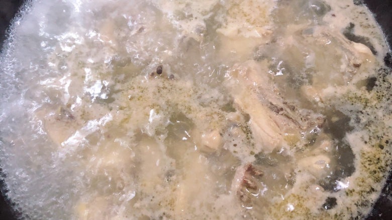 三黄鸡炖土豆,锅中烧开水,焯一下鸡肉块。