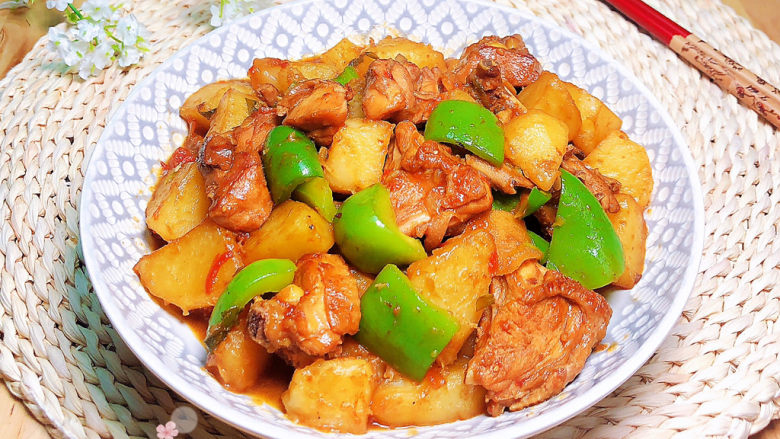 三黄鸡炖土豆,配上一碗米饭,乐得逍遥!