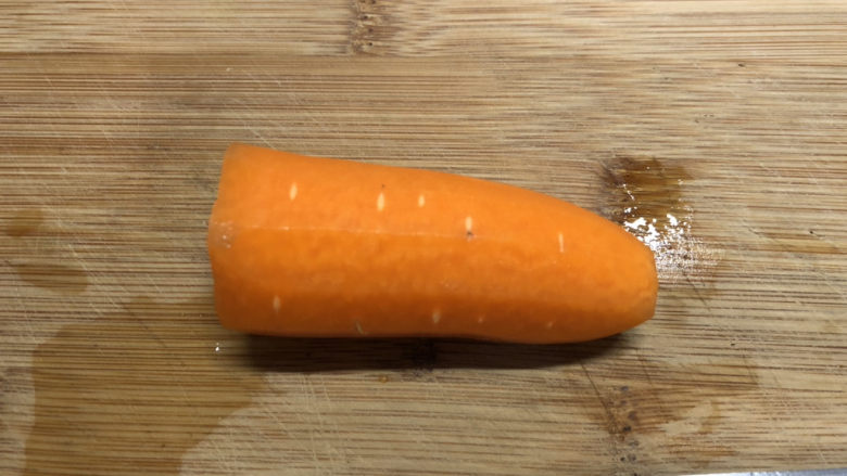 青椒炒腐竹,准备半根<a style='color:red;display:inline-block;' href='/shicai/ 25'>胡萝卜</a>,去皮