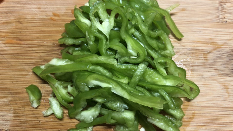 青椒炒腐竹,和胡萝卜一样,把青椒也切成丝