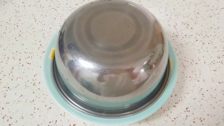 红烧鹌鹑蛋,将煮熟的鹌鹑蛋捞出用凉水泡一下,控干水分放入盘子里,上面盖一个合适大小的大碗或者盆,用手捏紧上下多次晃动。