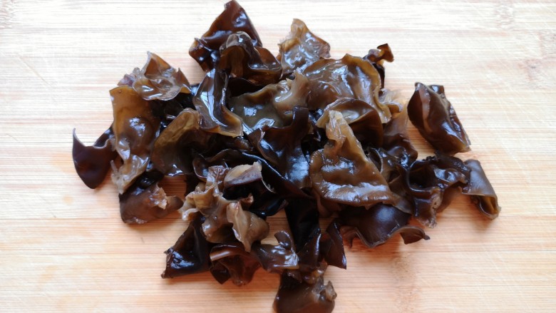 素炒千叶豆腐,<a style='color:red;display:inline-block;' href='/shicai/ 118129'>干木耳</a>提前泡好,去根洗干净撕开。