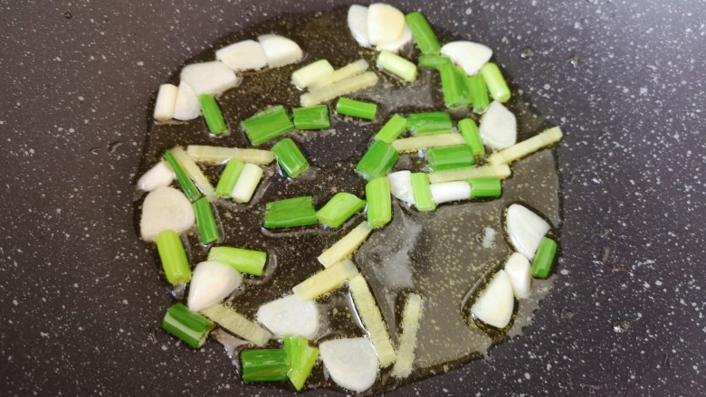 素炒千叶豆腐,炒锅内倒适量的食用油烧热,下入葱姜蒜炒香。