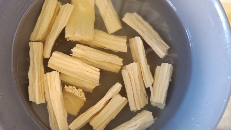 凉拌腐竹黄瓜,泡发好的腐竹变大变散。