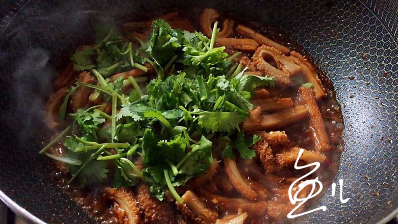 麻辣牛肚,煮沸2分钟,放入香菜段