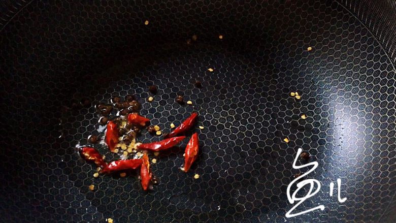 麻辣牛肚,油锅烧热,放入干红辣椒和麻椒爆香
