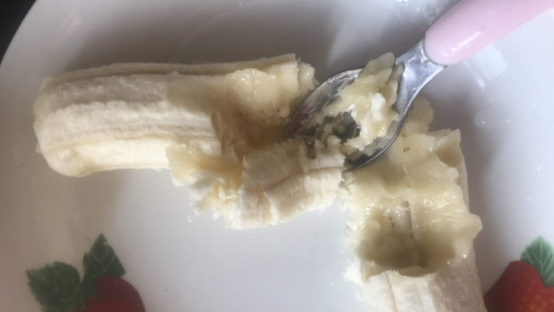 香蕉纸杯蛋糕,香蕉压成泥状,(有条件的,想要更细腻可以用破壁机把香蕉打成泥,)我这边没有破壁机,只能用手压成泥
