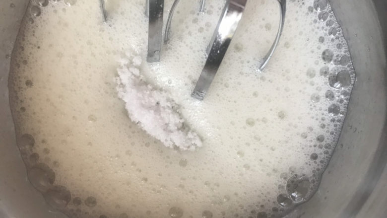 香蕉纸杯蛋糕,处理蛋清,电动打蛋器高速打发至鱼眼粗泡泡时加入6克<a style='color:red;display:inline-block;' href='/shicai/ 10588'>糖</a>,继续打发