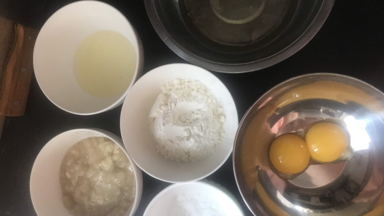 香蕉纸杯蛋糕,称好所需的材料,蛋清蛋黄分离在两个无水无油的盆里,蛋黄不能掉进蛋清中,蛋清先放冰箱冷藏备用