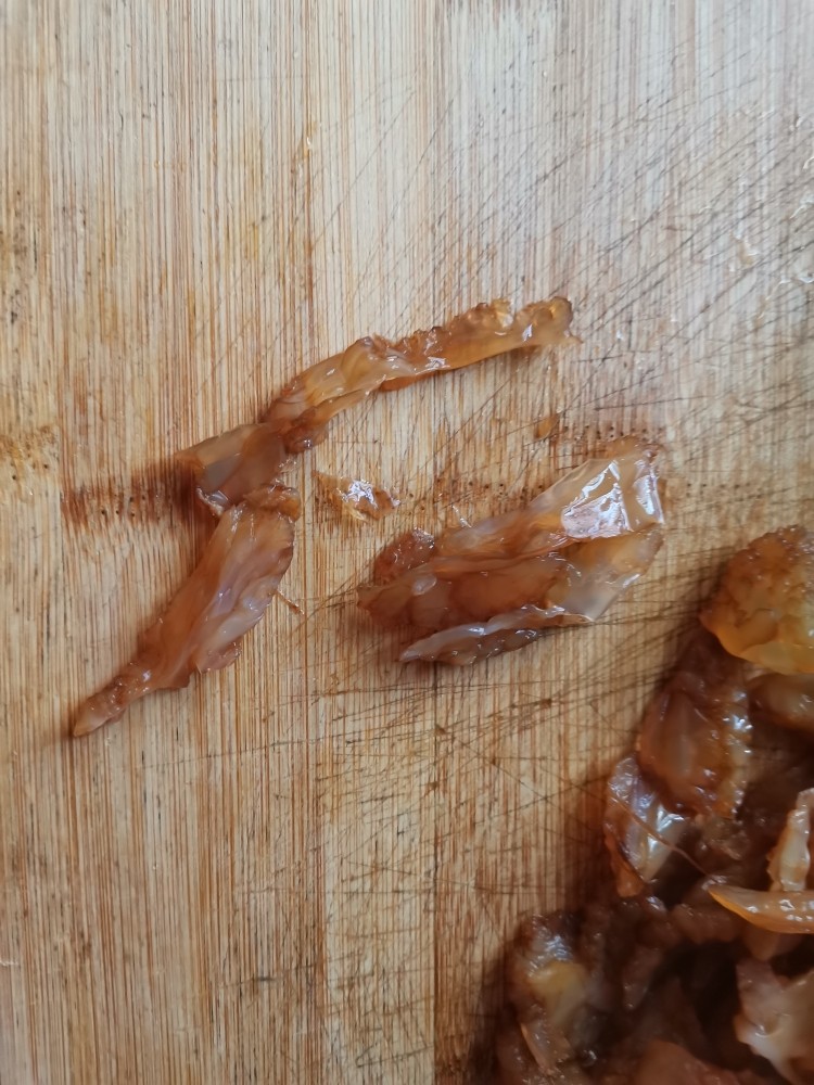 凉拌一盘酸辣可口的海蜇皮吧,让孩子吃饭舔着碗说“我还要”,一一切丝