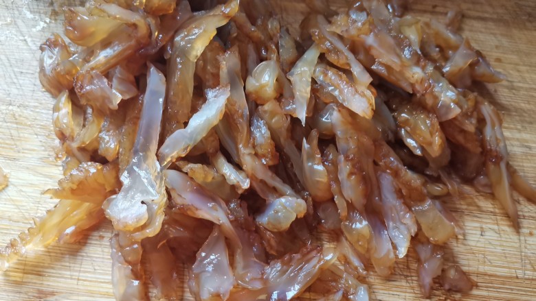 凉拌一盘酸辣可口的海蜇皮吧,让孩子吃饭舔着碗说“我还要”,全部切好了