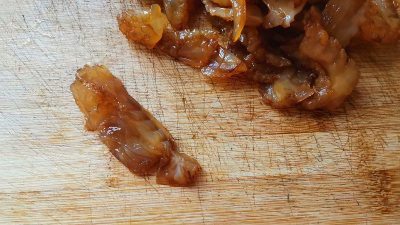 凉拌一盘酸辣可口的海蜇皮吧,让孩子吃饭舔着碗说“我还要”,切细
