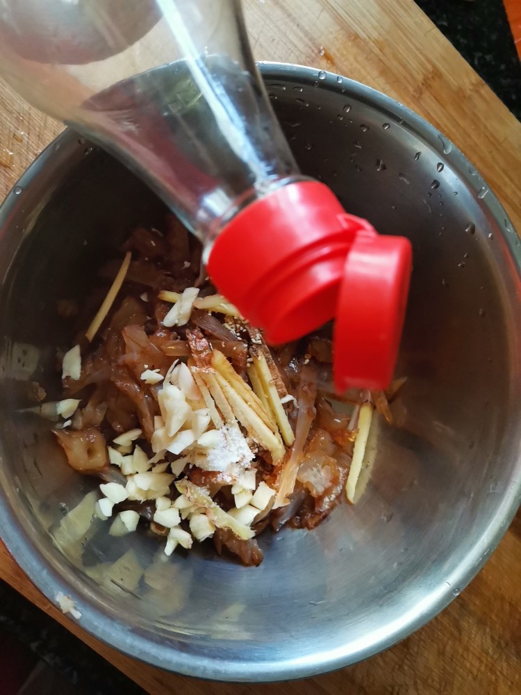 凉拌一盘酸辣可口的海蜇皮吧,让孩子吃饭舔着碗说“我还要”,加醋